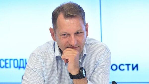 Президент России Владимир Путин наградил медалью ордена За заслуги перед Отечеством I степени замглавреда медиагруппы Россия сегодня, главу дирекции Sputnik в ближнем зарубежье Андрея Благодыренко, передает @SputnikLive - Sputnik Таджикистан