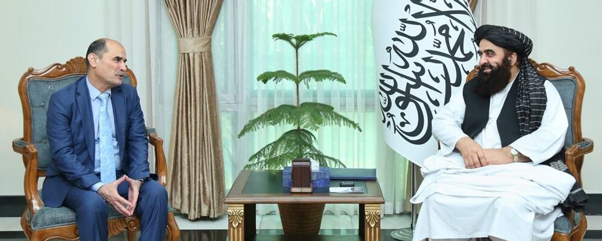 Встреча посла Таджикистана в Кабуле Саади Шарифи с министром иностранных дел Исламского Эмирата Афганистана Амиром Ханом Муттаки. - Sputnik Тоҷикистон, 1920, 13.02.2026