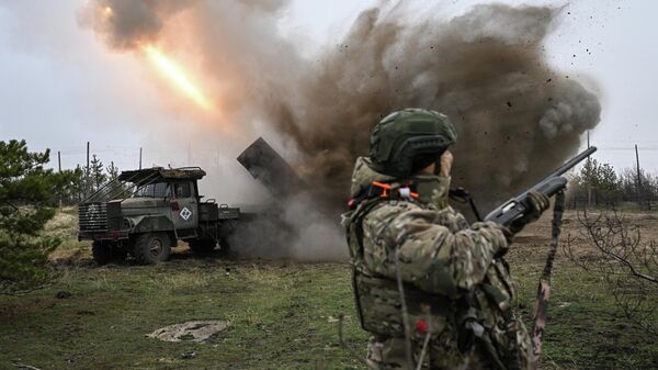 Боевая работа расчета РСЗО Град 83-го самоходного артполка на Краснолиманском направлении СВО. - Sputnik Таджикистан