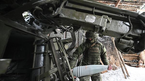 Боевая работа расчета пушки Гиацинт-С 29-го артиллерийского полка. - Sputnik Таджикистан