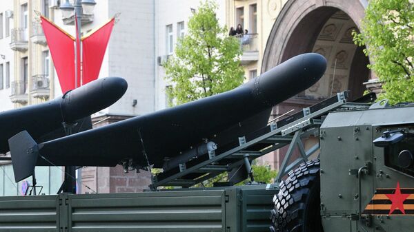 Беспилотные летательные аппараты Герань-2 в кузове КамАЗа на репетиции парада в Москве в честь 80-й годовщины Победы в Великой Отечественной войне.  - Sputnik Таджикистан