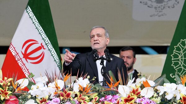 Президент Ирана Масуд Пезешкиан выступает на торжествах по случаю 47-й годовщины Исламской революции в Тегеране, Иран, 11 февраля 2026 года.  - Sputnik Таджикистан