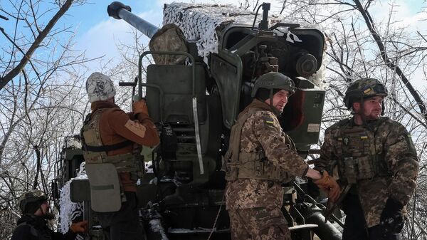 Военнослужащие 48-й отдельной артиллерийской бригады Вооруженных сил Украины готовят самоходную гаубицу Богдана на линии фронта. - Sputnik Тоҷикистон