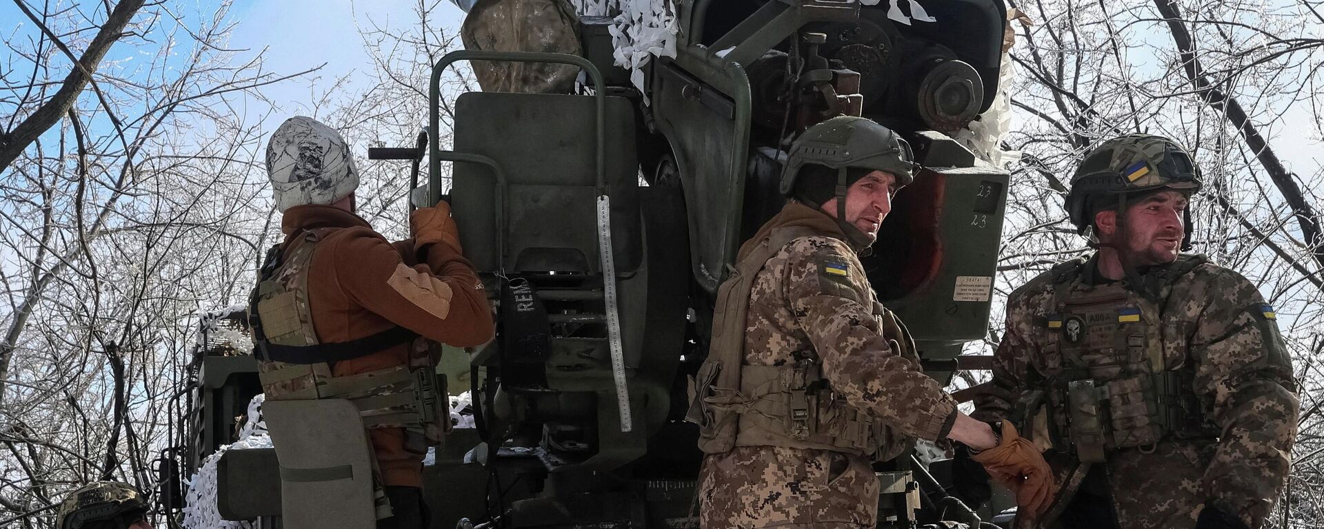 Военнослужащие 48-й отдельной артиллерийской бригады Вооруженных сил Украины готовят самоходную гаубицу Богдана на линии фронта. - Sputnik Тоҷикистон, 1920, 13.02.2026