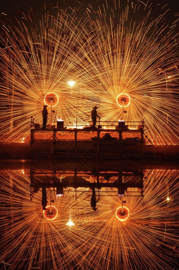 Китайское народное представление, известное как да шухуа, или фейерверк из расплавленного железа, перед празднованием Нового года по лунному календарю в Пекине. - Sputnik Таджикистан