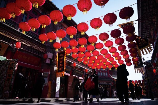 Красные фонарики висят вдоль улицы в преддверии китайского Нового года в Тяньцзине. - Sputnik Таджикистан