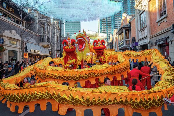 Народные артисты исполняют танец дракона во время праздника в историческом месте Чжанюань, которому уже более ста лет, в преддверии Праздника весны. - Sputnik Таджикистан