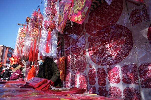 Новогодние украшения развешены на уличном рынке в Тяньцзине. - Sputnik Таджикистан
