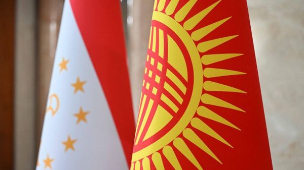 Флаги Таджикистана и Кыргызстана. - Sputnik Тоҷикистон