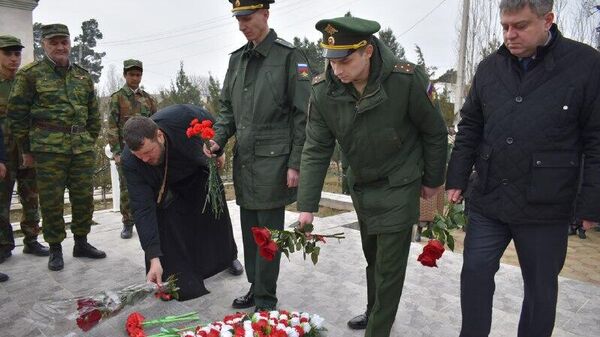Низомиёни пойгоҳи 201-ум Русия дар Тоҷикистон хотираи қурбониёни интернатсионалист дар Афғонистонро гиромӣ доштанд - Sputnik Тоҷикистон