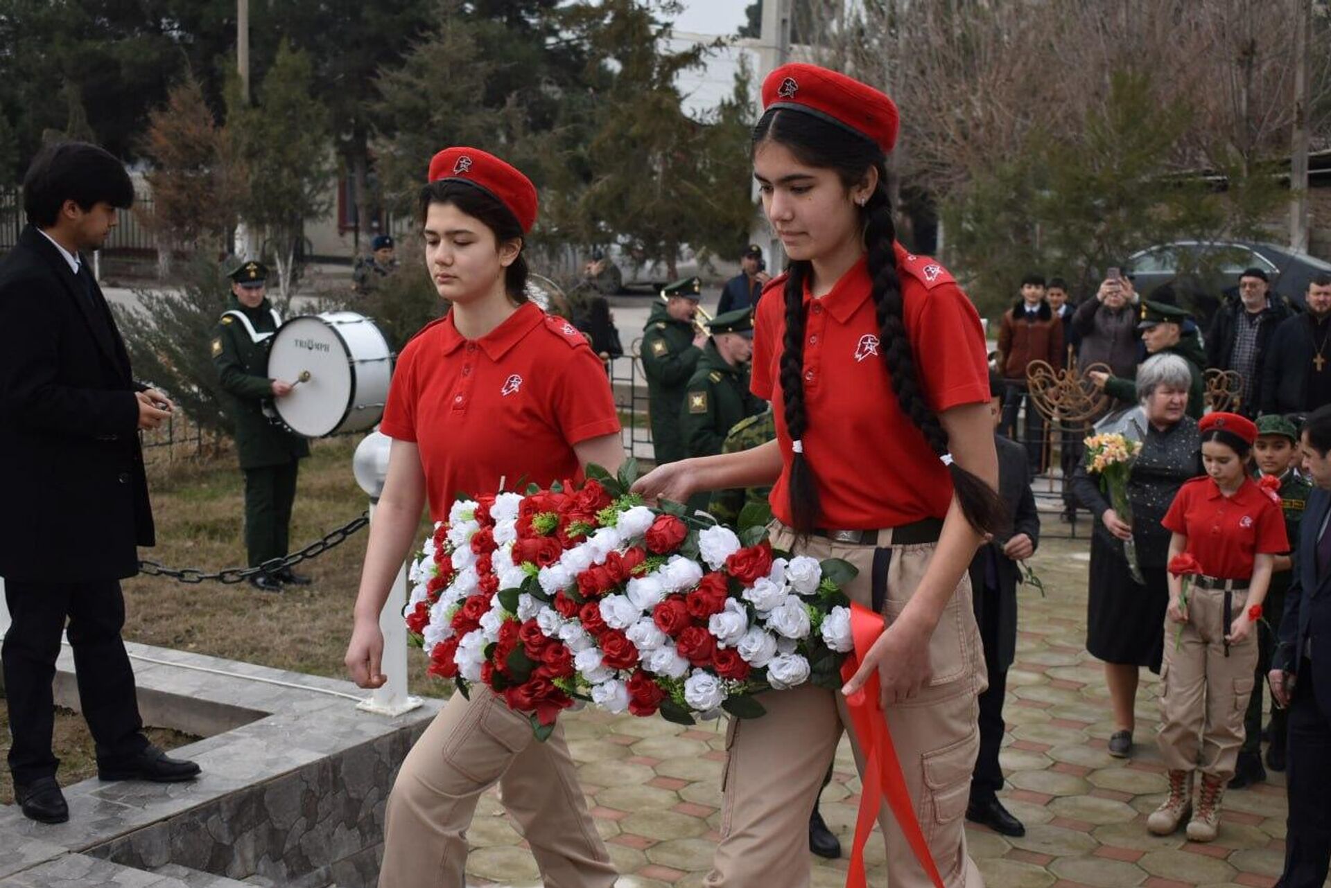 Возложения цветов к мемориалу участникам Великой Отечественной войны в поселке Дусти Хатлонской области - Sputnik Тоҷикистон, 1920, 14.02.2026