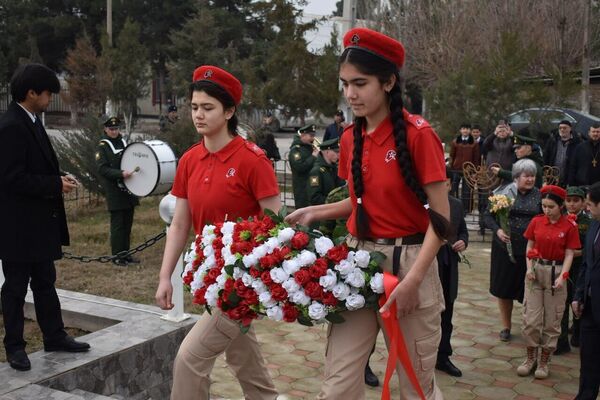 Военнослужащие 201-й российской военной базы в Таджикистане приняли участие в торжественном митинге, посвященном 37-й годовщине вывода советских войск из Афганистана, в поселке Дусти Хатлонской области Таджикистана. - Sputnik Таджикистан