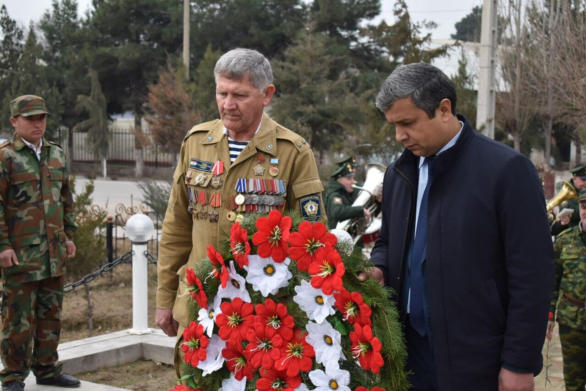 Возложения цветов к мемориалу участникам Великой Отечественной войны в поселке Дусти Хатлонской области - Sputnik Тоҷикистон, 1920, 14.02.2026