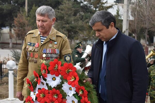 Военнослужащие 201-й российской военной базы в Таджикистане приняли участие в торжественном митинге, посвященном 37-й годовщине вывода советских войск из Афганистана, в поселке Дусти Хатлонской области Таджикистана. - Sputnik Таджикистан