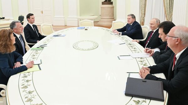 Президент РФ Владимир Путин принимает спецпосланника Белого дома Стивена Уиткоффа (второй слева) и зятя президента США Джареда Кушнера (третий слева), 2 декабря 2025 года - Sputnik Таджикистан