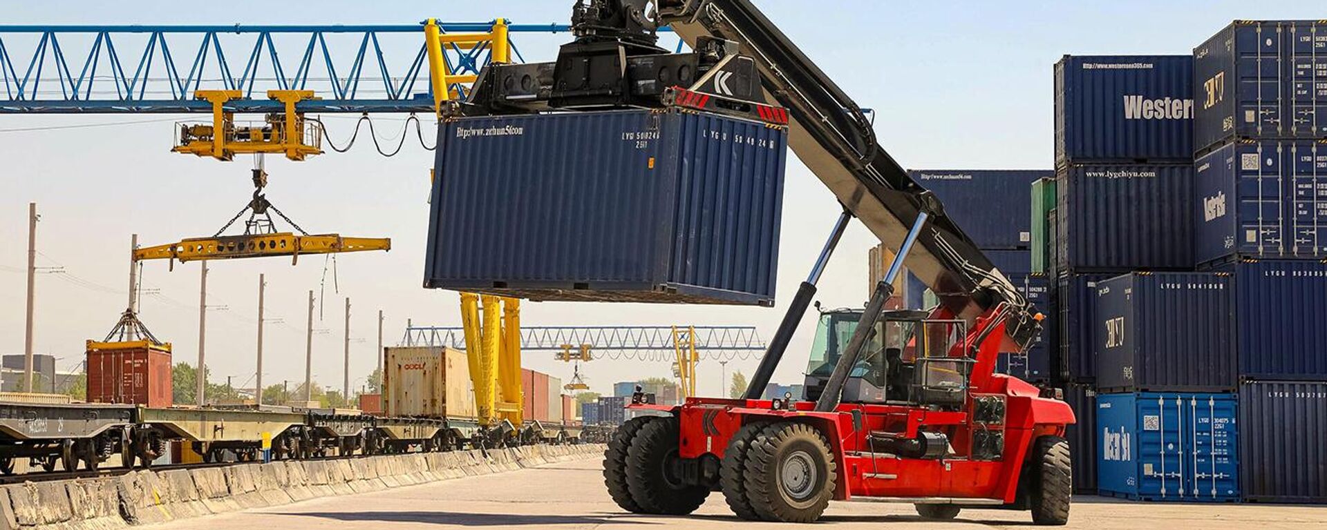 Грузовые контейнеры в железнодорожном терминале Ташкента - Sputnik Таджикистан, 1920, 15.02.2026