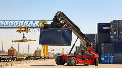 Грузовые контейнеры в железнодорожном терминале Ташкента