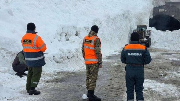 На трассе Душанбе - Чанак сошла лавина, движение транспорта ограничено - Sputnik Таджикистан