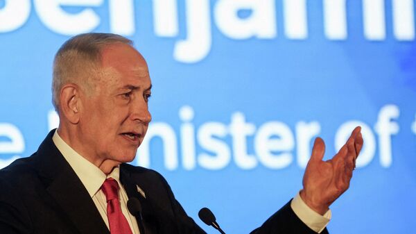 Премьер-министр Израиля Биньямин Нетаньяху во время выступления на конференции президентов крупнейших американских еврейских организаций в Иерусалиме, 15 февраля 2026 года.  - Sputnik Тоҷикистон