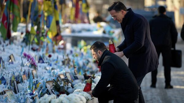 Владимир Зеленский и генеральный секретарь НАТО Марк Рютте зажигают свечи на площади Независимости в Киеве, Украина, 3 февраля 2026 года.  - Sputnik Таджикистан