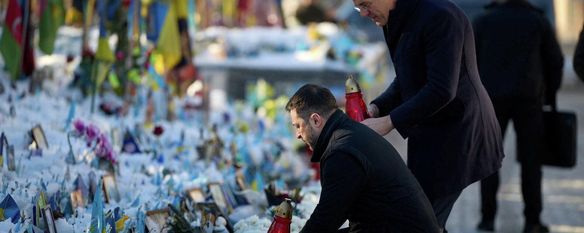 Владимир Зеленский и генеральный секретарь НАТО Марк Рютте зажигают свечи на площади Независимости в Киеве, Украина, 3 февраля 2026 года.  - Sputnik Таджикистан, 1920, 16.02.2026