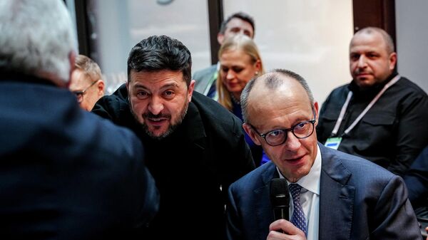 Владимир Зеленский и канцлер Германии Фридрих Мерц на ежегодной Мюнхенской конференции по безопасности (MSC) в Мюнхене. - Sputnik Таджикистан