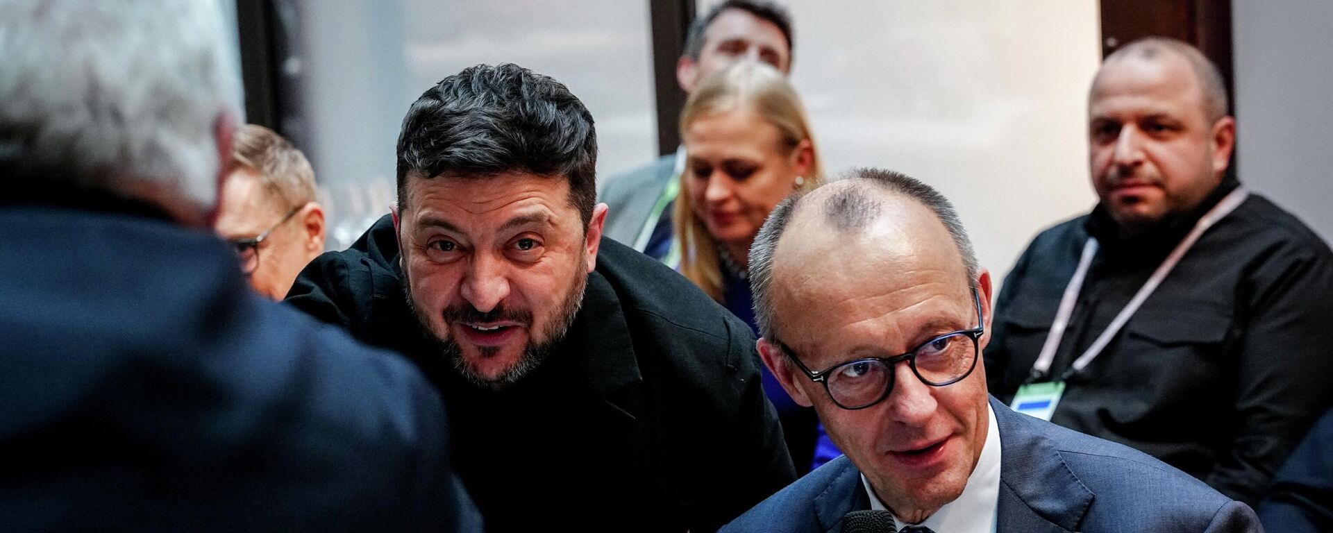 Владимир Зеленский и канцлер Германии Фридрих Мерц на ежегодной Мюнхенской конференции по безопасности (MSC) в Мюнхене. - Sputnik Таджикистан, 1920, 16.02.2026