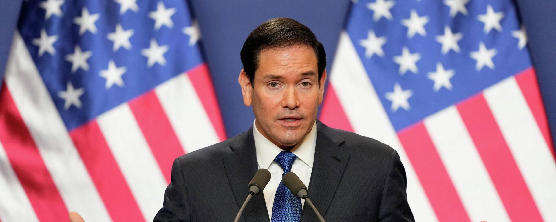 Госсекретарь США Марко Рубио выступает на пресс-конференции в Будапеште, Венгрия, 16 февраля 2026 года.  - Sputnik Тоҷикистон, 1920, 16.02.2026