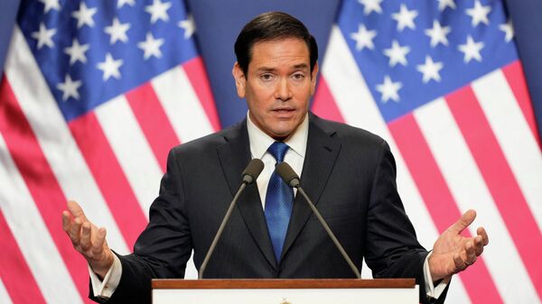 Госсекретарь США Марко Рубио выступает на пресс-конференции в Будапеште, Венгрия, 16 февраля 2026 года.  - Sputnik Тоҷикистон