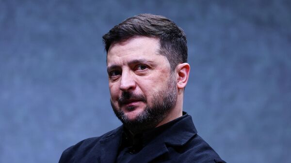 Владимир Зеленский во время визита на предприятие немецкого производителя дронов Quantum Systems в рамках ежегодной Мюнхенской конференции по безопасности (MSC) недалеко от Мюнхена, Германия, 13 февраля 2026 года. - Sputnik Тоҷикистон