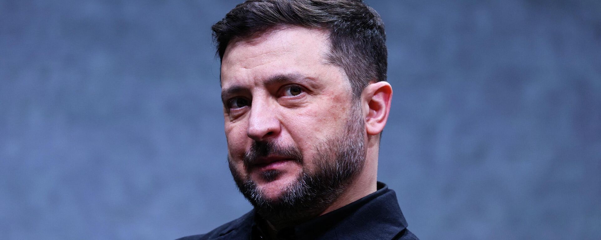 Владимир Зеленский во время визита на предприятие немецкого производителя дронов Quantum Systems в рамках ежегодной Мюнхенской конференции по безопасности. - Sputnik Таджикистан, 1920, 17.02.2026