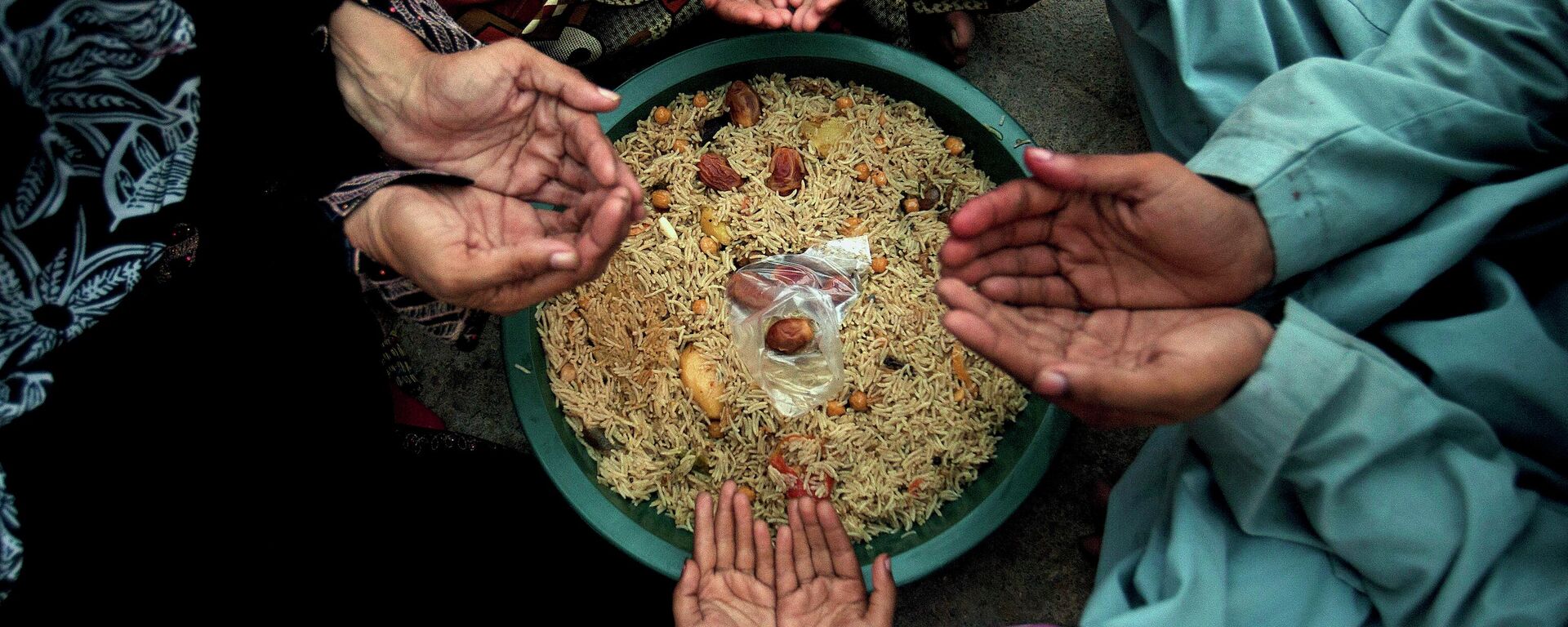 Молитва перед разговением в исламский месяц Рамадан. - Sputnik Таджикистан, 1920, 17.02.2026