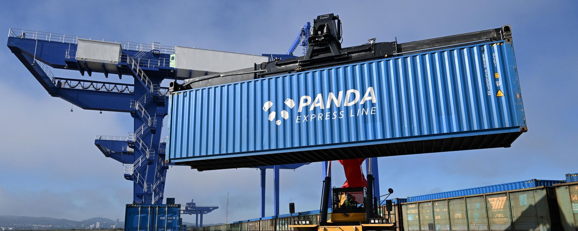 Контейнерная площадка на территории мультимодального транспортно-логистического центра Артем в Приморском крае.  - Sputnik Таджикистан, 1920, 17.02.2026