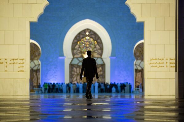 Верующие совершают первую молитву Таравих в Большой мечети шейха Зайда в Абу-Даби, Объединенные Арабские Эмираты. - Sputnik Таджикистан