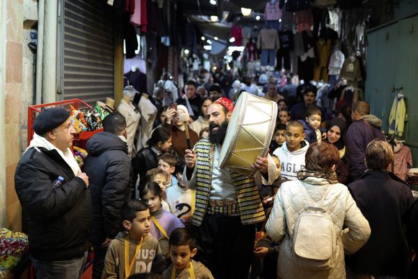 Палестинцы идут по Старому городу Иерусалима, готовясь к священному месяцу Рамадан. - Sputnik Таджикистан