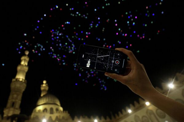 Световое шоу с использованием дронов в честь наступления священного месяца Рамадан в старом исламском районе Каира, Египет, у мечети Аль-Азхар. - Sputnik Таджикистан