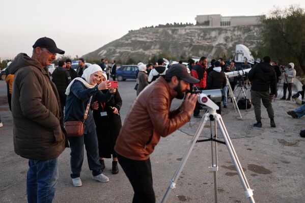 Люди собрались, чтобы полюбоваться на полумесяц, знаменующий начало священного месяца Рамадан, у подножия горы Касиун в Дамаске. - Sputnik Таджикистан