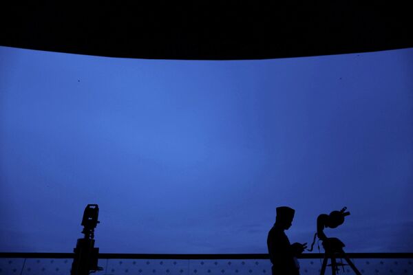 Наблюдение за новолунием, которое знаменует начало священного месяца Рамадан, в Путраджайе, Малайзия. - Sputnik Таджикистан