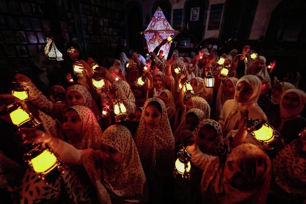 Дети празднуют начало священного месяца Рамадан в Мосуле, Ирак. - Sputnik Таджикистан