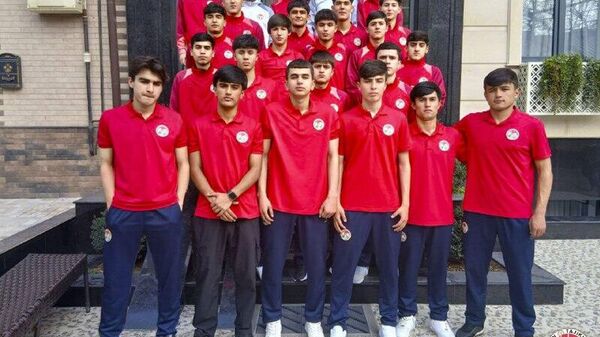 Тими наврасони то 16-солаи Тоҷикистон бо роҳбарии Ҷаъфар Ахмедов барои иштирок дар мусобиқаи Ҷоми рушд-2026 озими Минск шуд - Sputnik Тоҷикистон