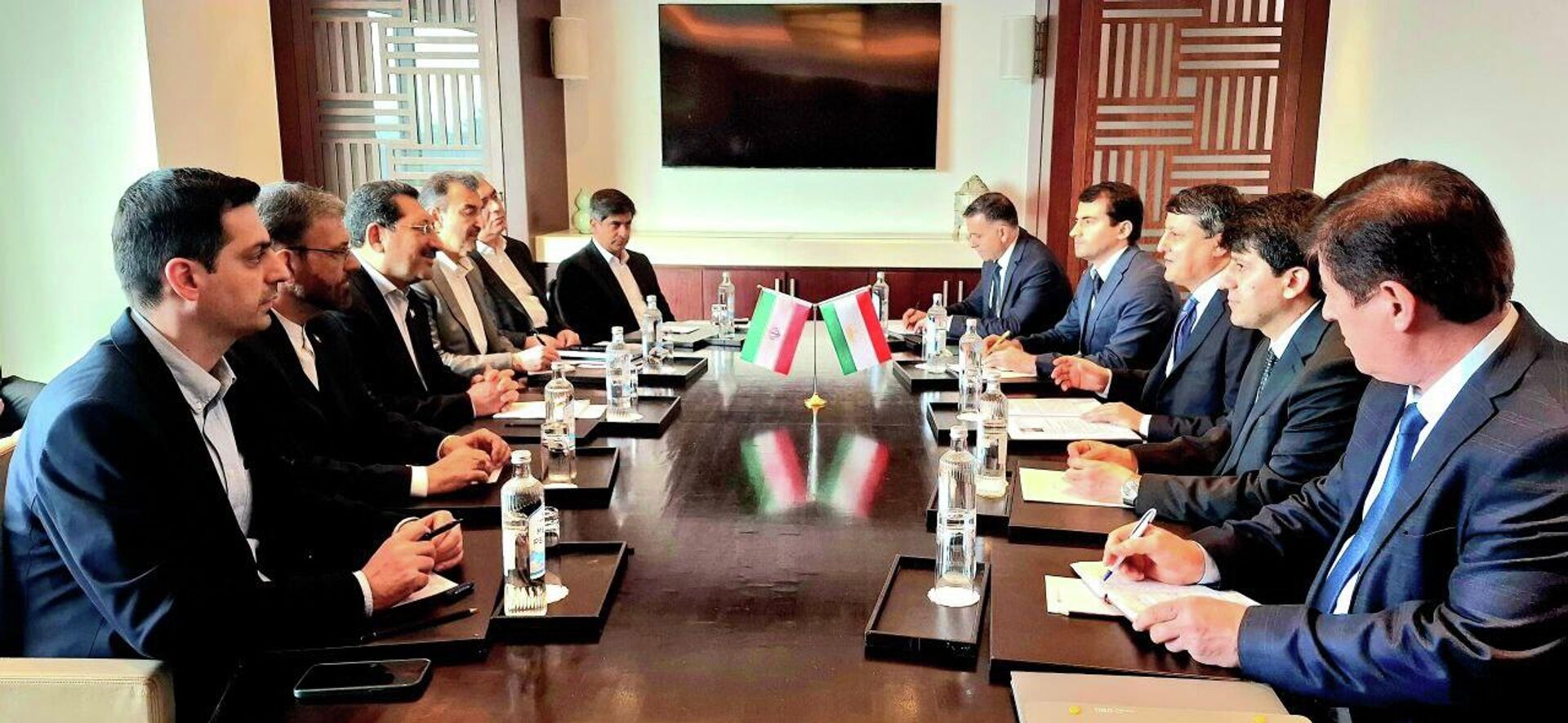 Министр промышленности, горнорудной промышленности и торговли Ирана Саидмохаммад Аттабаки провел встречу с министром промышленности и новых технологий Таджикистана Шерали Кабир - Sputnik Таджикистан, 1920, 18.02.2026