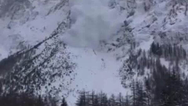 Навори даҳшатнок ва ҳайратангез аз кӯҳҳои Алп: тарма лижаронҳоро фаро гирифт - Sputnik Тоҷикистон