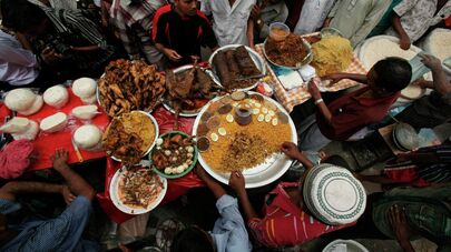 Мусульмане покупают традиционные продукты питания в первый день священного исламского месяца Рамадан на рынке Чок Базар в Дакке, Бангладеш, 2 сентября 2008 года.