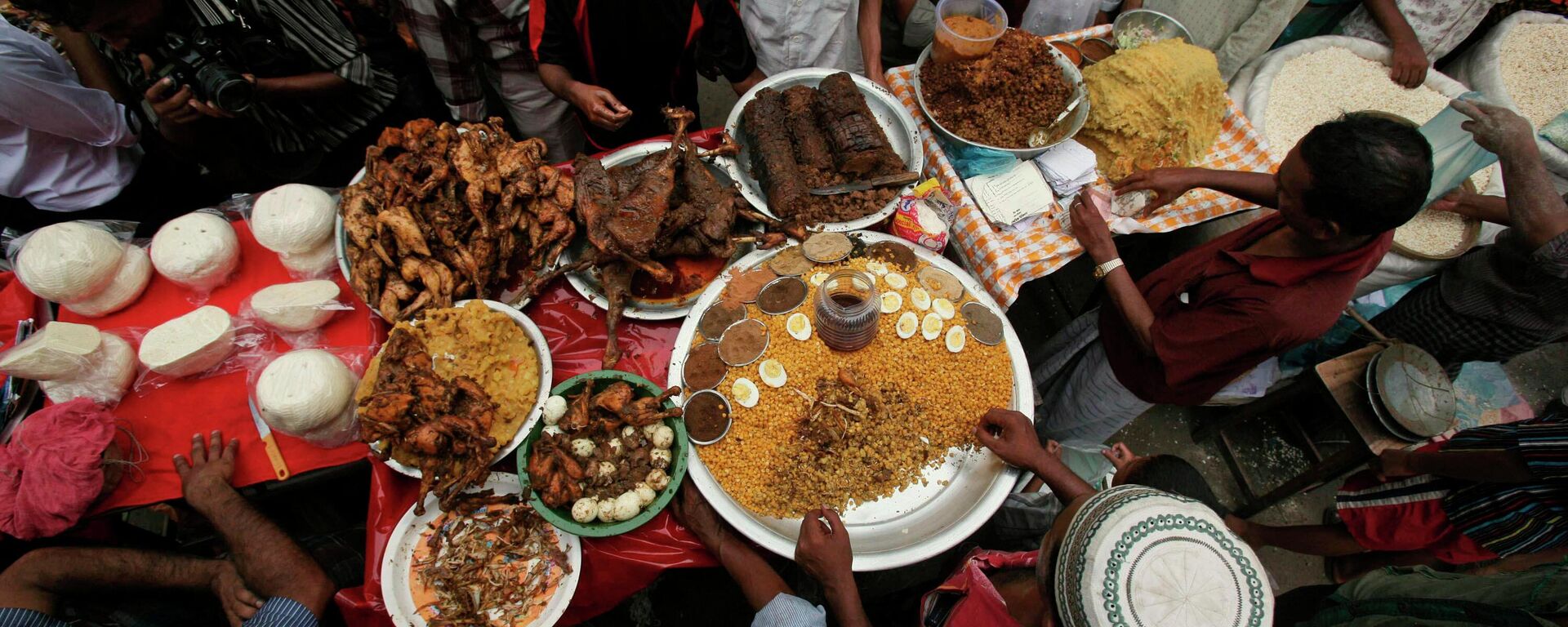 Мусульмане покупают традиционные продукты питания в первый день священного исламского месяца Рамадан на рынке Чок Базар в Дакке, Бангладеш. - Sputnik Таджикистан, 1920, 19.02.2026