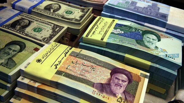 Иранские риалы и американские доллары в пункте обмена валюты в центре Тегерана.  - Sputnik Тоҷикистон