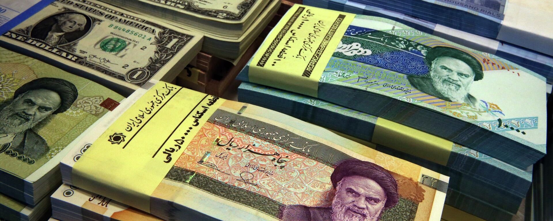 Иранские риалы и американские доллары в пункте обмена валюты в центре Тегерана. - Sputnik Таджикистан, 1920, 21.02.2026