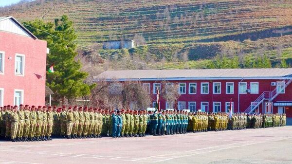 Фестиваль дружбы офицеров, солдат и призывников Верно служу государству и нации! стартовал в Душанбе - Sputnik Таджикистан