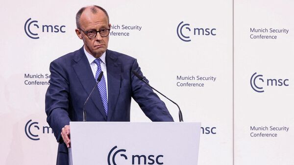 Канцлер Германии Фридрих Мерц выступает на Мюнхенской конференции по безопасности в Мюнхене, Германия, 13 февраля 2026 года. - Sputnik Таджикистан