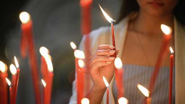 Верующая на праздничном богослужении в храме Христа Спасителя в Москве. - Sputnik Таджикистан