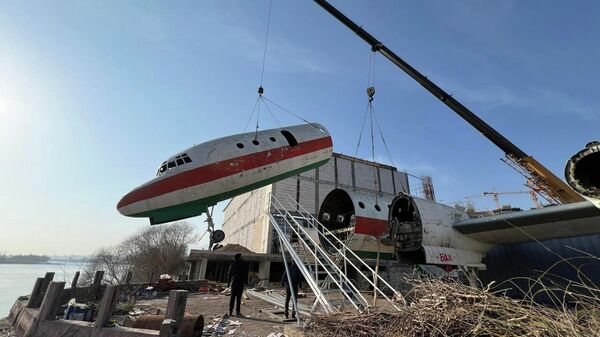 Ил-18 в Худжанде.  - Sputnik Тоҷикистон